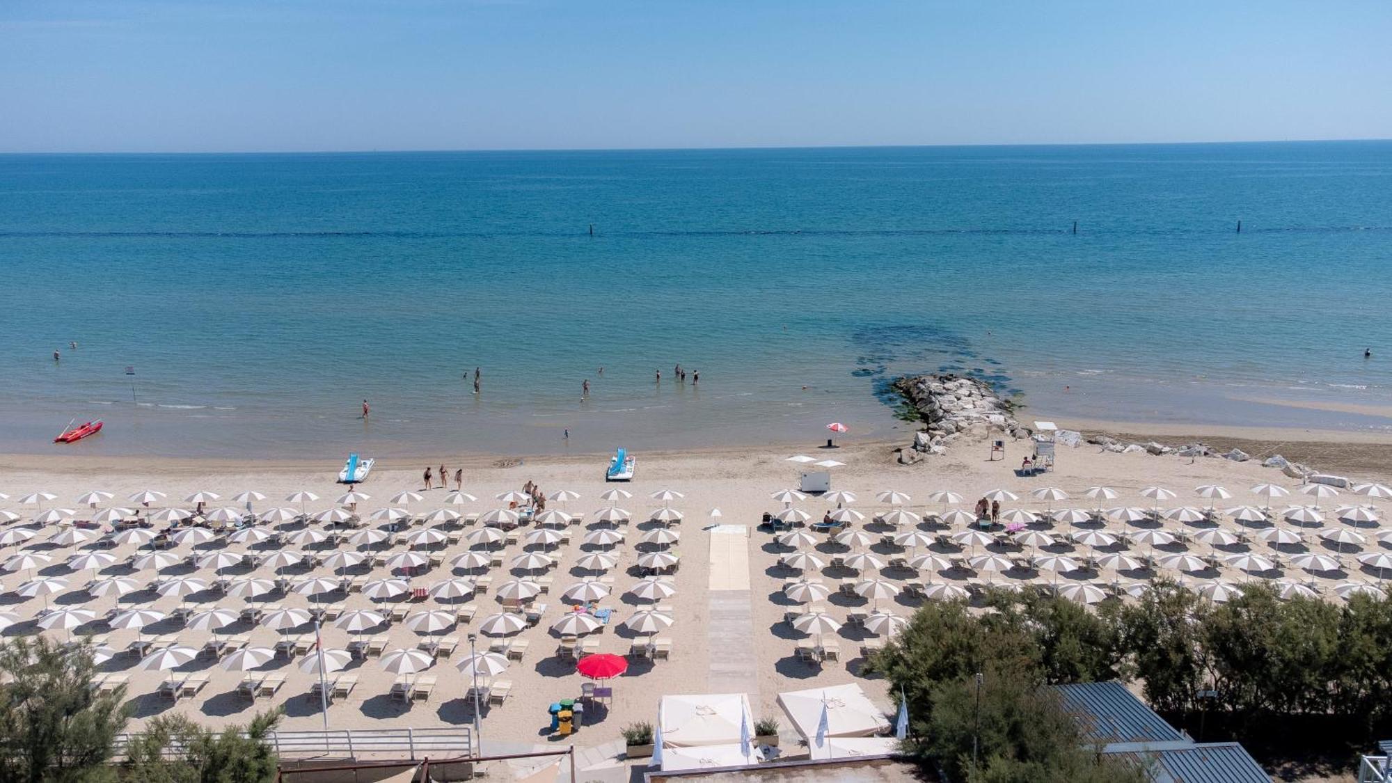 Club Del Sole Stork Family Collection Hotel Giulianova Exterior photo